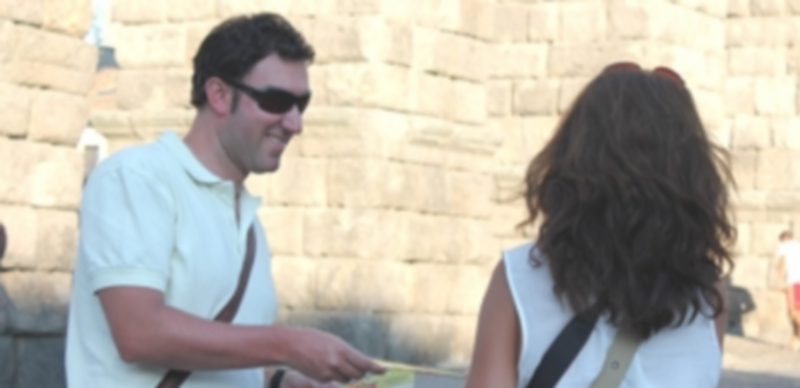 El reparto de folletos promocionales de restaurantes es habitual en la Plaza del Azoguejo. / Fran Muñoz