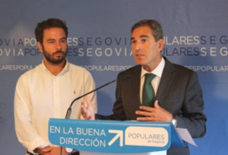 Juan José Sanz Vitorio (derecha) estuvo acompañado por el procurador Daniel Sobrados. / Fran Muñoz