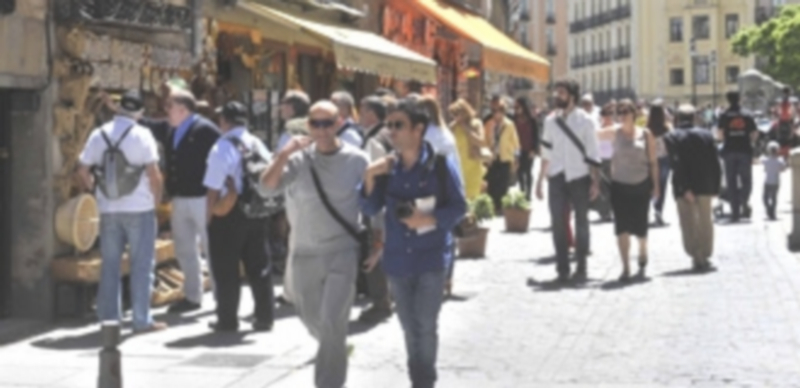 Los turistas eligen Segovia por valores identitarios como su patrimonio histórico y su historia. / Kamarero