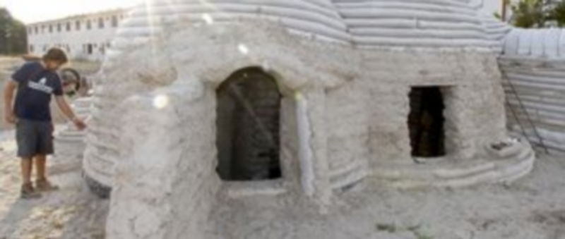 El domo, una alternativa ecológica a la vivienda tradicional 1 Juan Pardos (izq) junto al domo. La cúpula de la izquierda es el dormitorio con su ventana