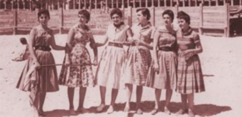 Plaza Mayor de la villa cuando era utilizada como coso taurino. / Foto de Rafael extraída del libro de La Plaga