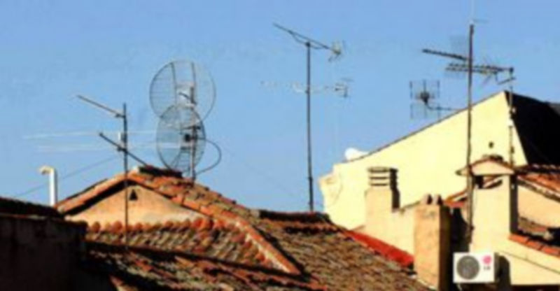 Antenas de diferentes modelos en tejados del casco histórico de Segovia. La proliferación de parabólicas puede generar un gran impacto visual en algunas zonas.