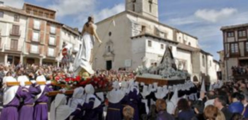La Plaza Mayor acogió el Encuentro entre las imágenes de La Soledad y el Cristo Resucitado. / Gabriel Gómez