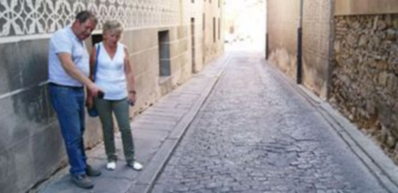 La concejala Paloma Maroto recibió en la calle afectada información de un técnico sobre las obras. / El Adelantado