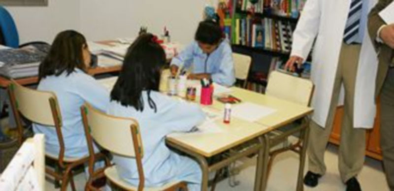 Los niños que tienen que estar hospitalizados reciben clases en un aula del centro sanitario. / El Adelantado
