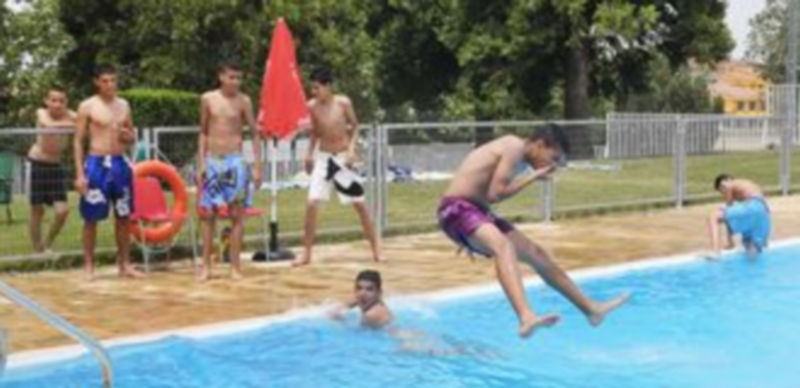 Los niños son los que más disfrutan de las instalaciones acuáticas durante los meses de verano. / Alberto Benavente