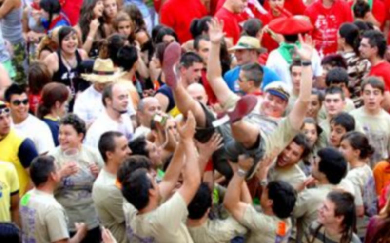 La plaza se llenó de miembros de todas las peñas para asistir al comienzo oficial de las fiestas patronales de Cuéllar. / Alberto Benavente
