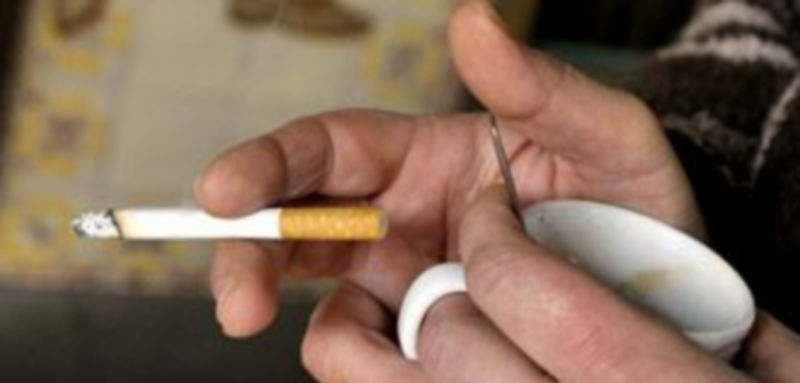 Una fumadora contrarrestaba ayer la baja temperatura en el exterior de un establecimiento de hostelería de Segovia