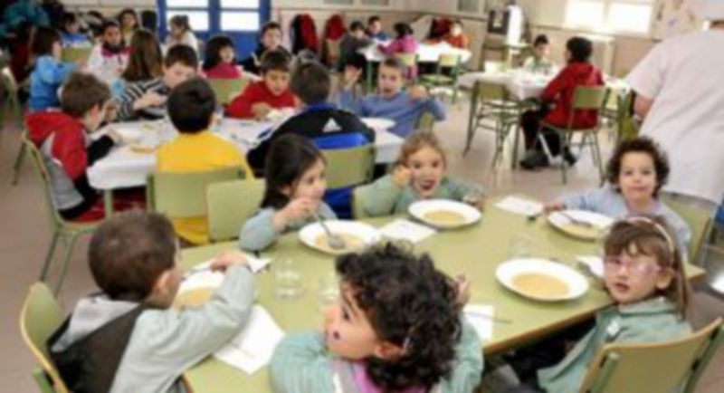 Más de 3. 500 niños se alimentan al mediodía en los comedores que hay en los centros docentes públicos de la provincia de Segovia. /ALBERTO Benavente