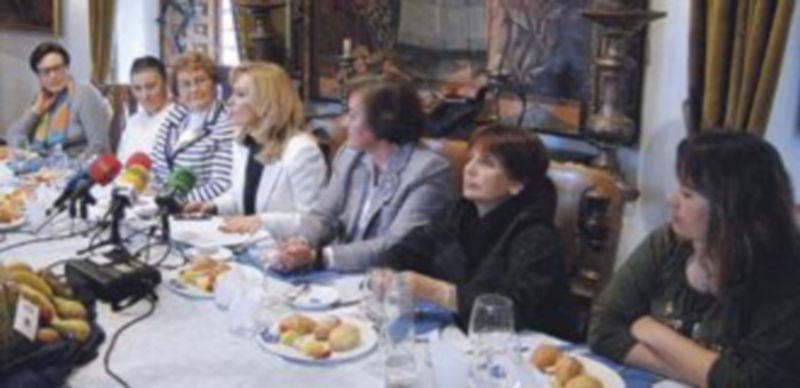 La Federación de la Mujer Rural (Femur) organizó un encuentro con cinco trabajadoras que han abierto camino en sectores laborales dominados por hombres. / Alberto Benavente