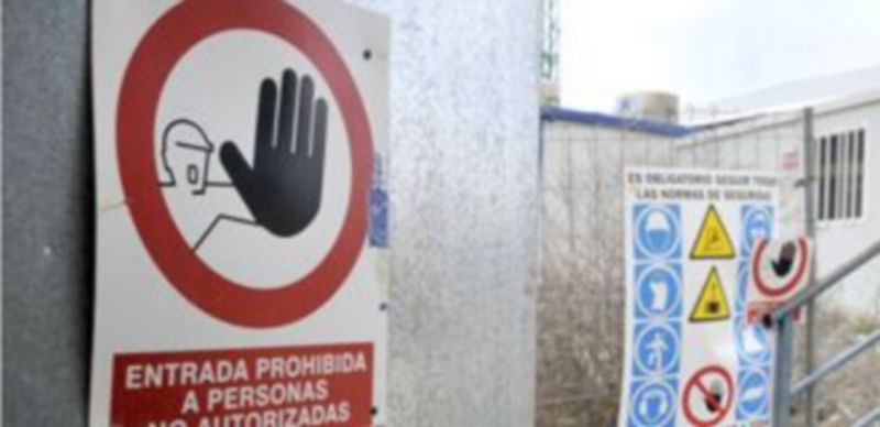 Señalización variada sobre las medidas de prevención de riesgo laboral a la entrada de una obra. / Alberto Benavente