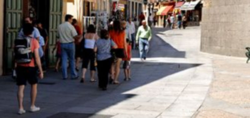 La mayoría de los visitantes que estos días pasean por Segovia optan por hacerlo por la sombra