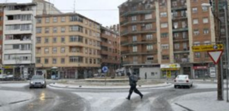 La nieve cubrió durante unas horas por la mañana las calles de la capital segoviana