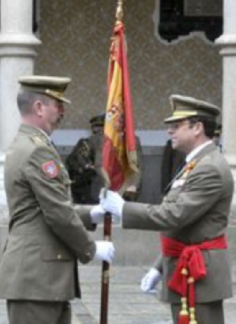 El coronel De Los Santos entrega el estandarte de la Academia a Sanz y Calabria. /A.B.