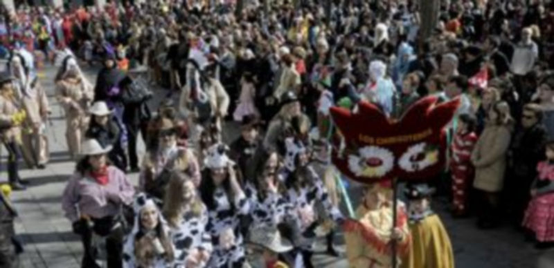 Las comparsas del Carnaval se concentraron en la Plaza Mayor para seguir el pregón