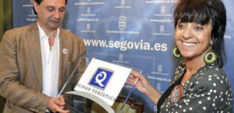 El alcalde y la concejala de Turismo muestran la placa acreditativa de la certificación de calidad. / Alberto Benavente.
