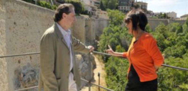 Arahuetes y De Santos observan los trabajos realizados sobre el tramo de muralla. / Alberto Benavente