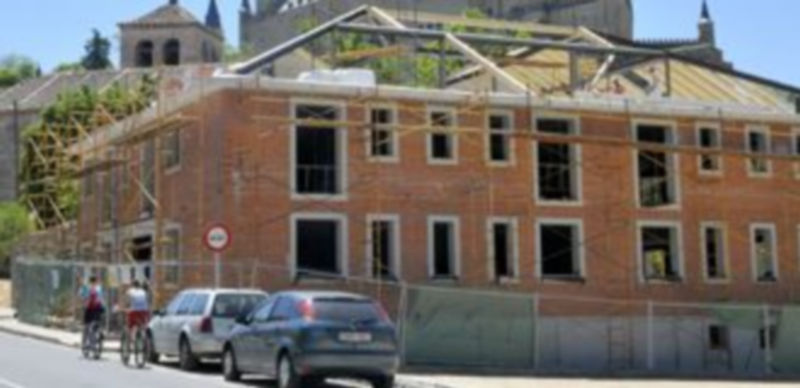El polémico edificio que se construye en San Marcos está amparado por el Plan Especial aprobado en 1999. / A. Benavente