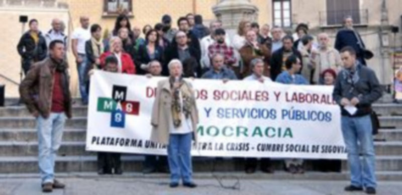 Integrantes de la plataforma posaron en San Martín con una pancarta reivindicativa. / Alberto Benavente