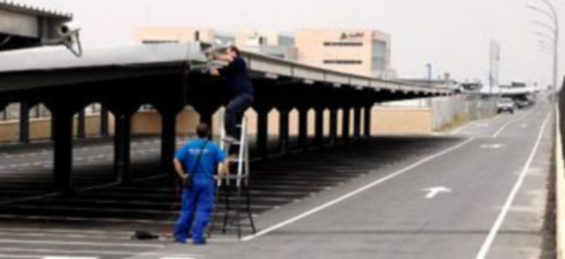 Varios operarios ultimaban ayer algunos detalles de las cámaras de seguridad que tendrá también la nueva zona de aparcamiento que se ha creado en las inmediaciones de la estación de Alta Velocidad/A.B