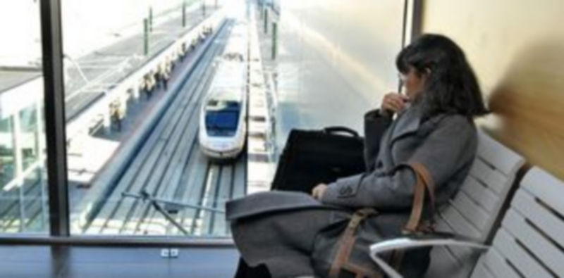 Una usuaria contemplaba ayer por la tarde los andenes de la estación Segovia-Guiomar poco antes de la llegada del Avant que parte de Valladolid a las 15.30 horas. / Alberto Benavente