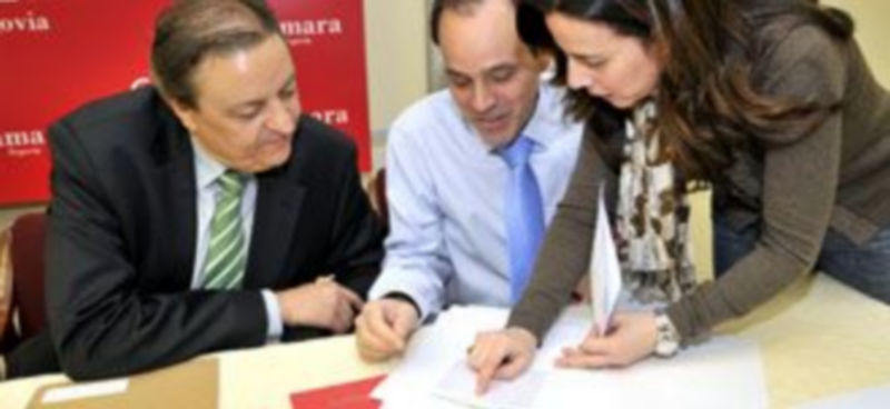 Carlos Tejedor (izquierda) y Carlos Besteiro comentan los cifras económicas junto a una de las técnicas de la Cámara de Comercio. /Alberto Benavente