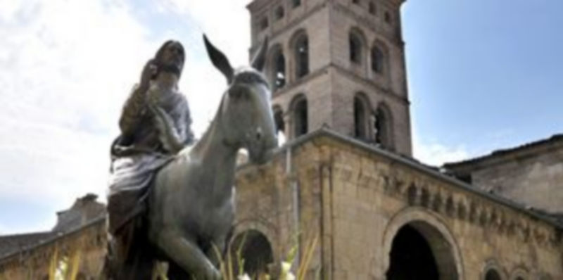 La imagen de “la borriquilla” pasa junto al atrio de la iglesia de San Martín durante la procesión./ Alberto Benavente