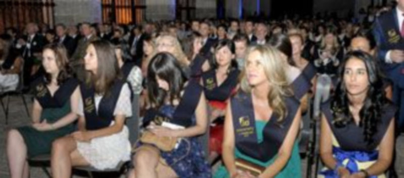 El Aula Magna del campus de Santa Cruz la Real completó su aforo en el acto de graduación de 125 universitarios de la X Promoción de IE Universidad. / Alberto Benavente