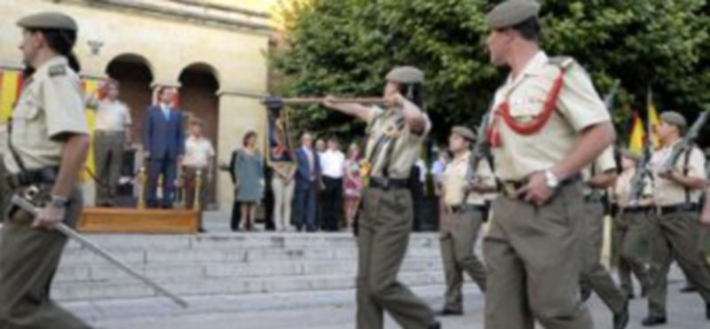 Las fuerzas armas que integran la Base Mixta de Segovia desfilaron ante las autoridades e invitados al finalizar el acto. / ALBERTO BENAVENTE