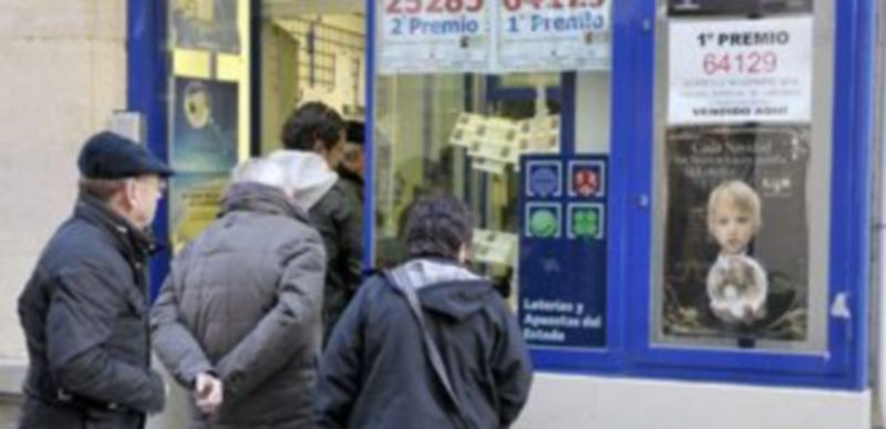 Algunos esperan hasta la última semana para adquirir los décimos del sorteo de este jueves. / Alberto Benavente