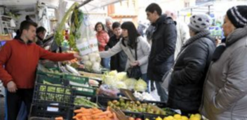 no de los puestos de frutas y verduras que se encontraba ayer en el mercado de los sábados de la capital. / Alberto Benavente.
