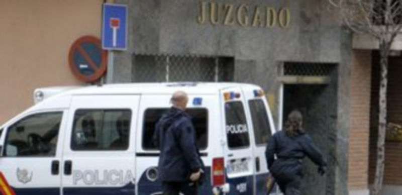 Algunos de los agentes de la Comisaría se dirigen al Juzgado número 5 de Segovia para trasladar a los imputados hasta el Centro Penitenciario de Perogordo en el furgón policial. / Alberto Benavente