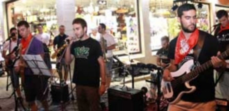 ‘The Skalabraos’ llenó la calle de Las Parras en su concierto debut.