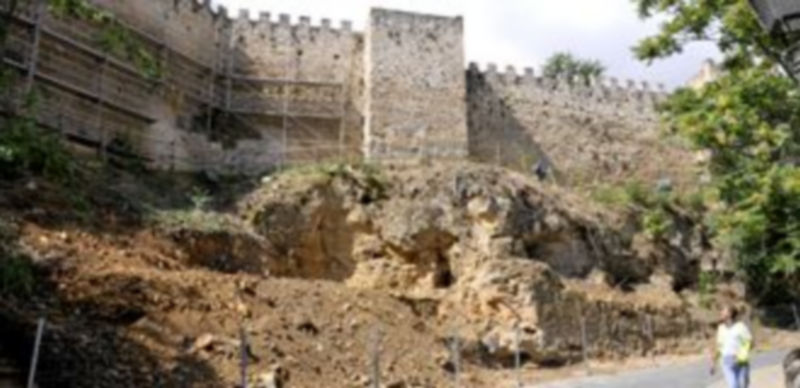 La empresa Alvac está trabajando en la limpieza y consolidación del tramo de muralla entre los cubos 37 y 43