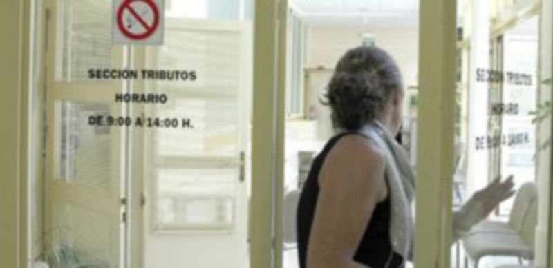 La oficina municipal de tributos  y recaudación se sitúa en la planta baja del edificio principal del Ayuntamiento