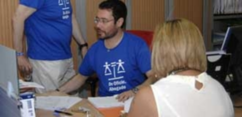 Jornada de puertas abiertas en el Colegio de Abogados de Segovia 1 Los trabajadores del Colegio de Abogados lucieron camisetas conmemorativas de la jornada. / Elena Peña