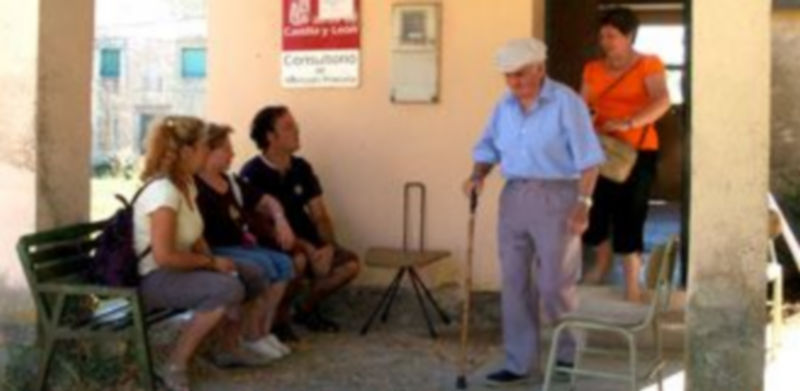 Tan solo en los meses de verano se puede ver a personas esperando a las puertas del consultorio local de Duratón