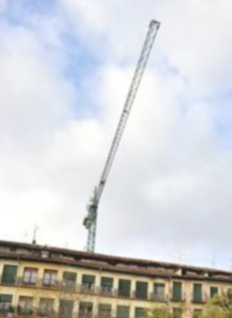 Vecinos de la Plaza Mayor ha pedido la retirada de la grúa. / Kamarero