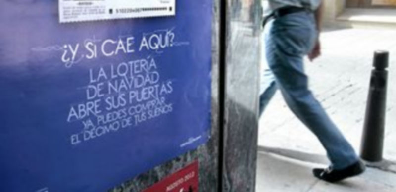 Los carteles de venta de lotería de navidad llenan las administraciones desde el pasado mes de julio. / Lara Mazagatos