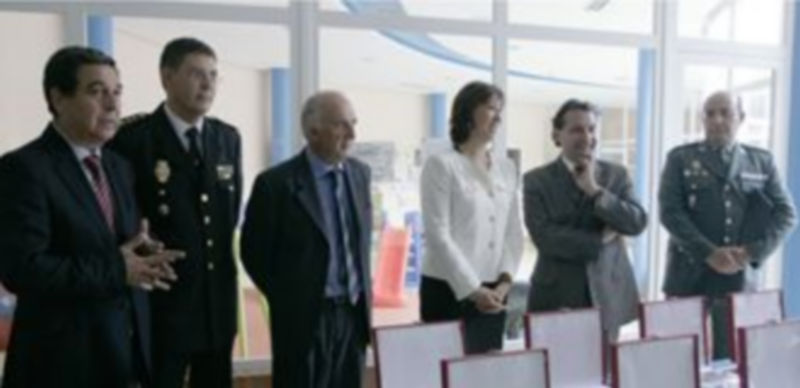 Las autoridades hicieron entrega de las placas a los funcionarios que cumplieron 25 años de servicio. / Lara Mazagatos