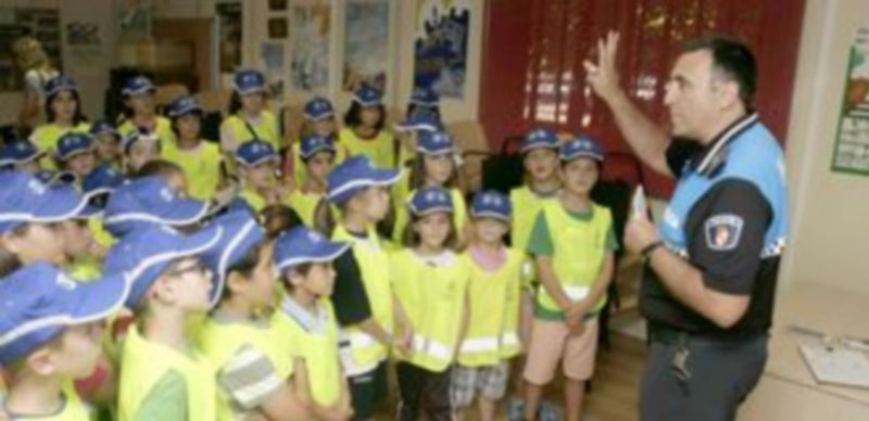 Niños recibiendo clases de seguridad vial por parte de un agente de la Policía Local. / LARA MAZAGATOS