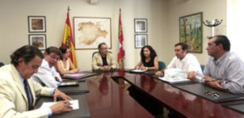 Imagen de la reunión celebrada ayer en la Delegación Territorial entre representantes de la AIHS y de la Junta. / L. Mazagatos