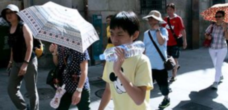 Protegerse del sol directo y mantenerse hidratado son consejos fundamentales en estas jornadas. / Lara Mazagatos