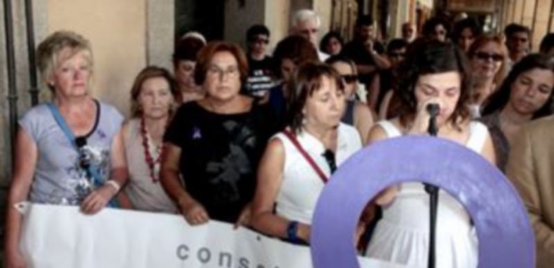 Imagen de la concentración en el momento de la lectura del poema de Mario Benedetti. / Lara Mazagatos.