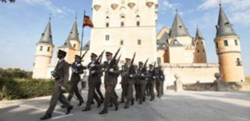 Un momento del desfile que protagonizaron ayer los cadetes de este centro militar