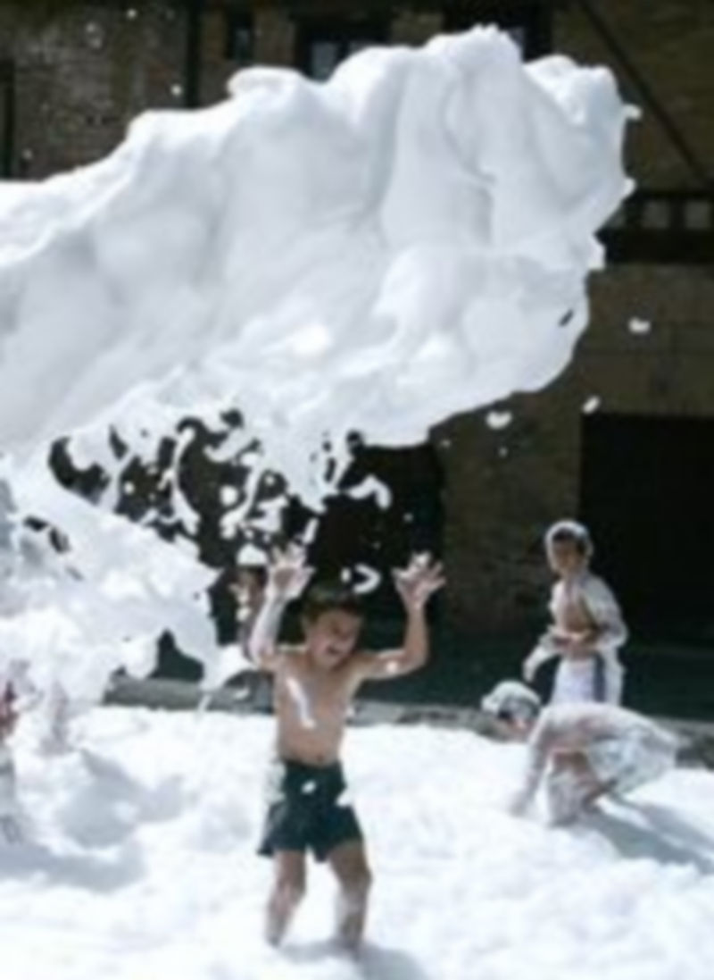 Fiesta de la espuma en la plaza del barrio de San Lorenzo. / Lara Mazagatos