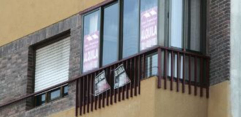 Varios carteles de particulares y de agencias inmobiliarias anunciaban el alquiler de una vivienda esta semana en la capital segoviana. / Lara Mazagatos