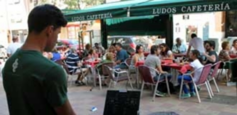 Los vecinbos del barrio pudieron degustar patatas con costillas acompañadas por buena música en el bar Ludos./ M.G.