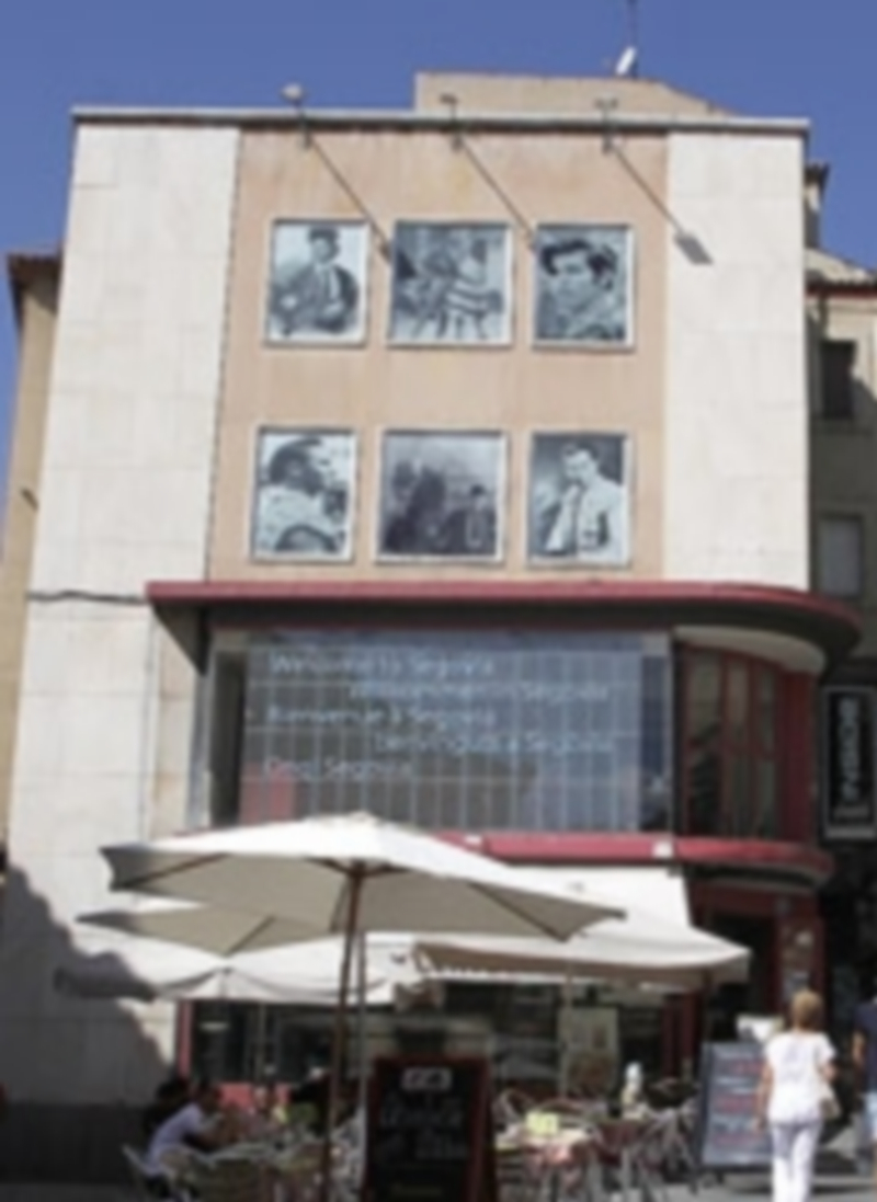 La pantalla electrónica que emite publicidad está adosada a la fachada de un establecimiento de hostelería. / NEREA LLORENTE