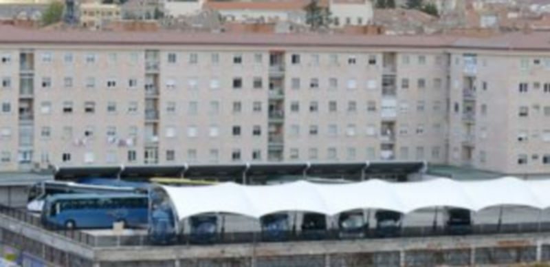 La actual terminal de autobuses de la capital sigue teniendo la condición de un simple apeadero. / Kamarero